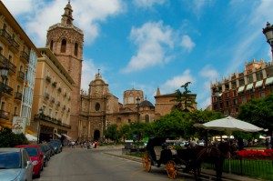 Coche_de_caballos_en_la_Plaza_de_la_Reina